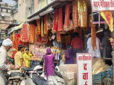 नवरात्र पूजा सामग्री खरीदते हुए