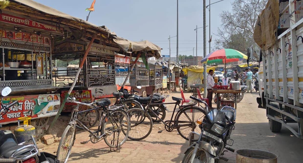 पश्चिमशरीरा कस्बे में सड़क किनारे अतिक्रमण।  संवाद