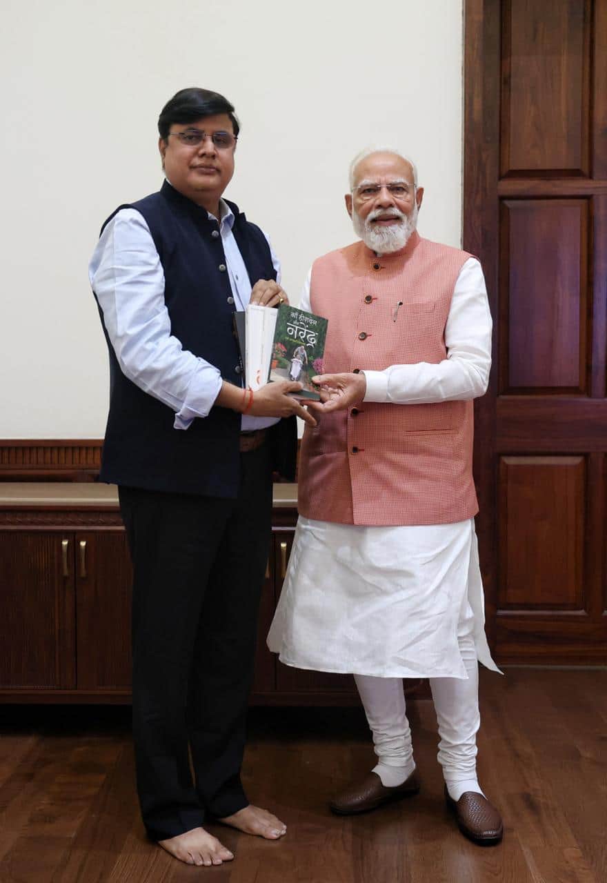 पीएम नरेंद्र मोदी को अपनी लिखी पुस्तक मां हीराबेन व  नरेंद्र मोदी भेंट करते अरविंद चतुर्वेदी, स