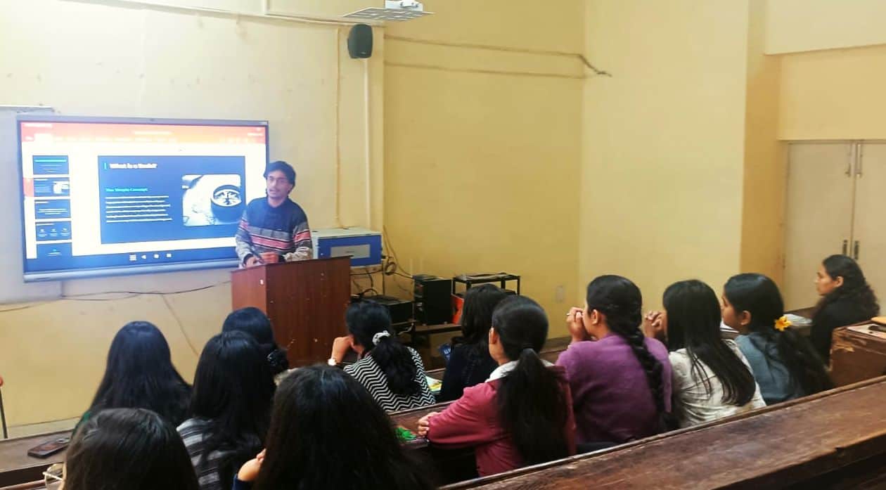 पीजी कॉलेज रामपुर के छात्रों को सौरमंडल, पवन प्रणाली और पृथ्वी की बारीकियां से करवाया अवगत। स्र