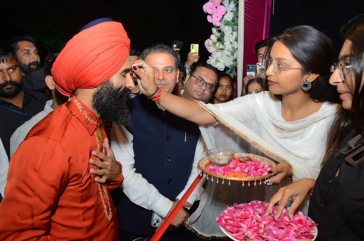 पंजाबी सूफी गायक कंवर ग्रेवाल का जेसीडी में स्वागत करते हुए। जेसीडी