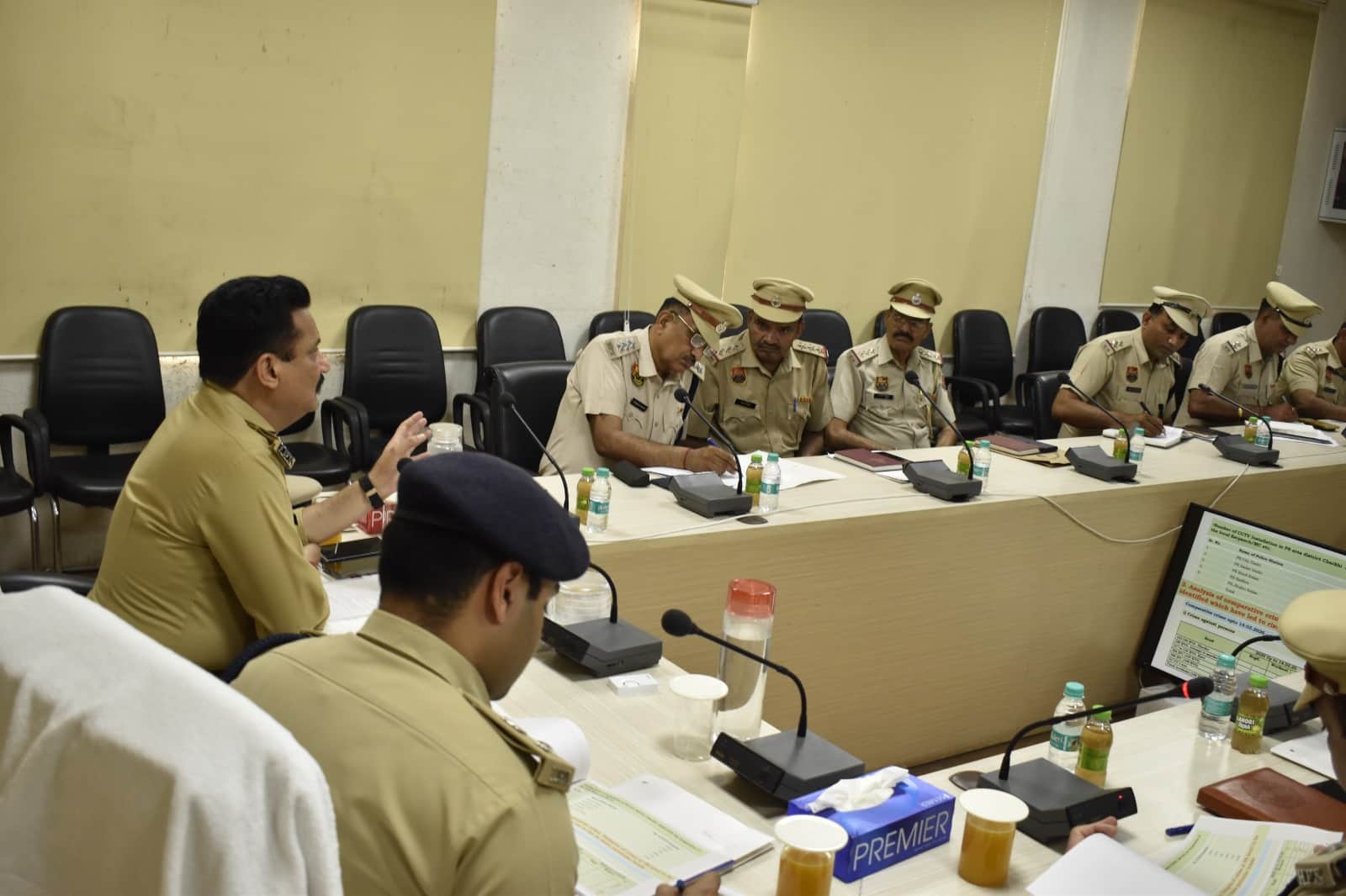 पुलिस की बैठक में अधिकारियों को दिशा निर्देश देते एडीजीपी। 