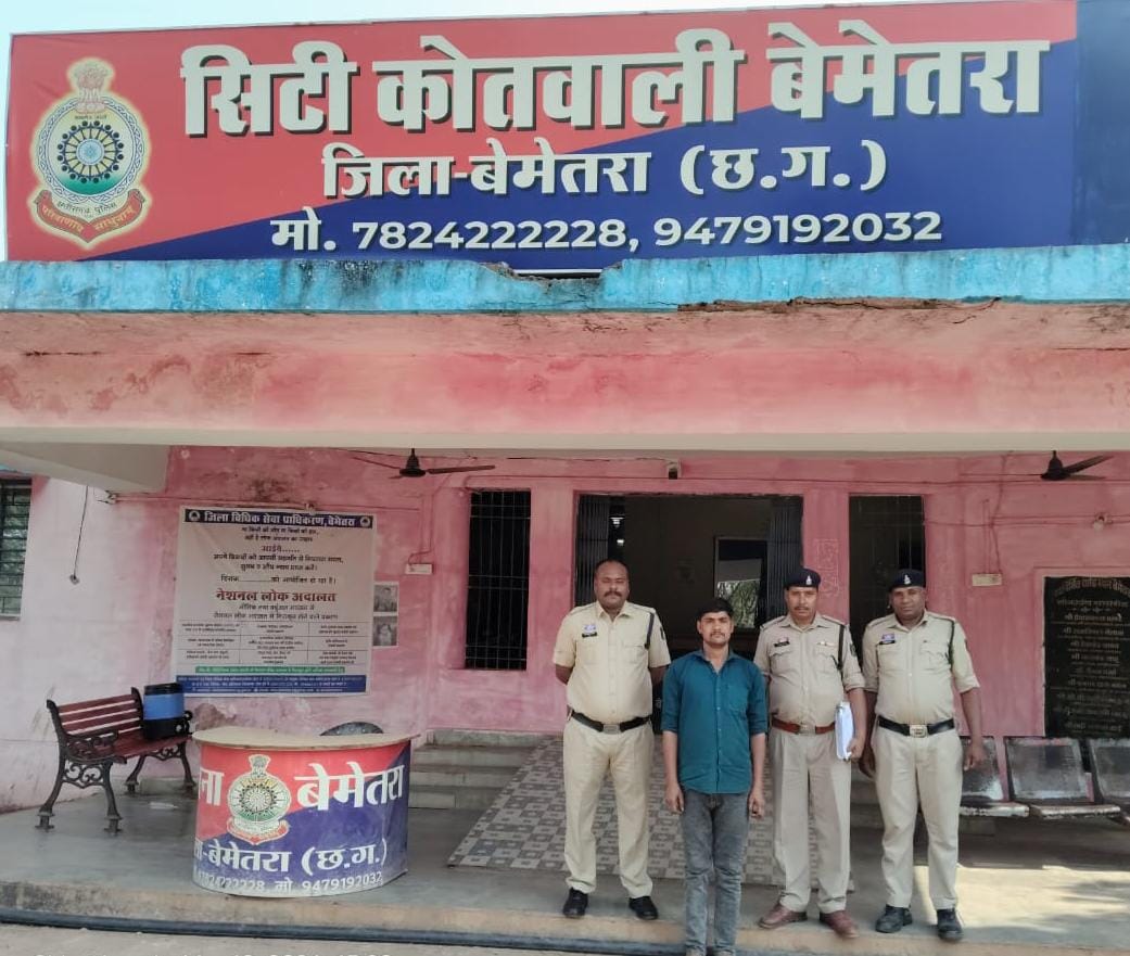 पुलिस की गिरफ्त में आरोपी