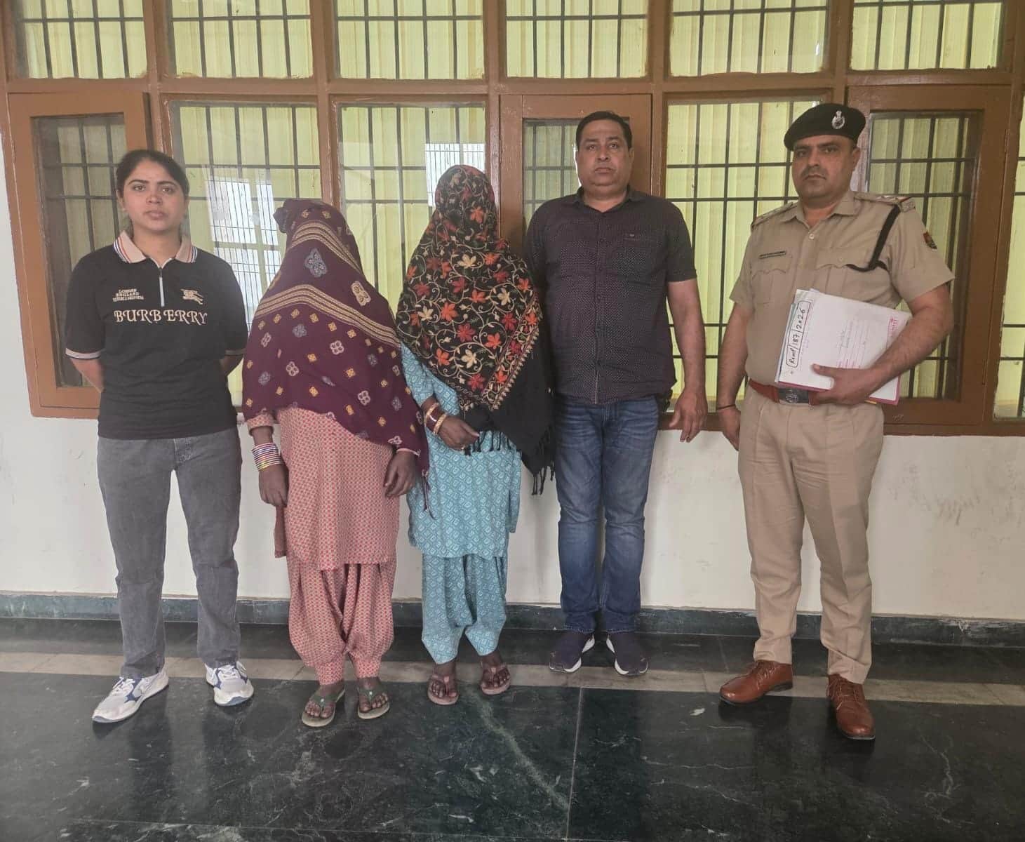 पुलिस की गिरफ्त में चोरी की आरोपी महिलाएं। पुलिस
