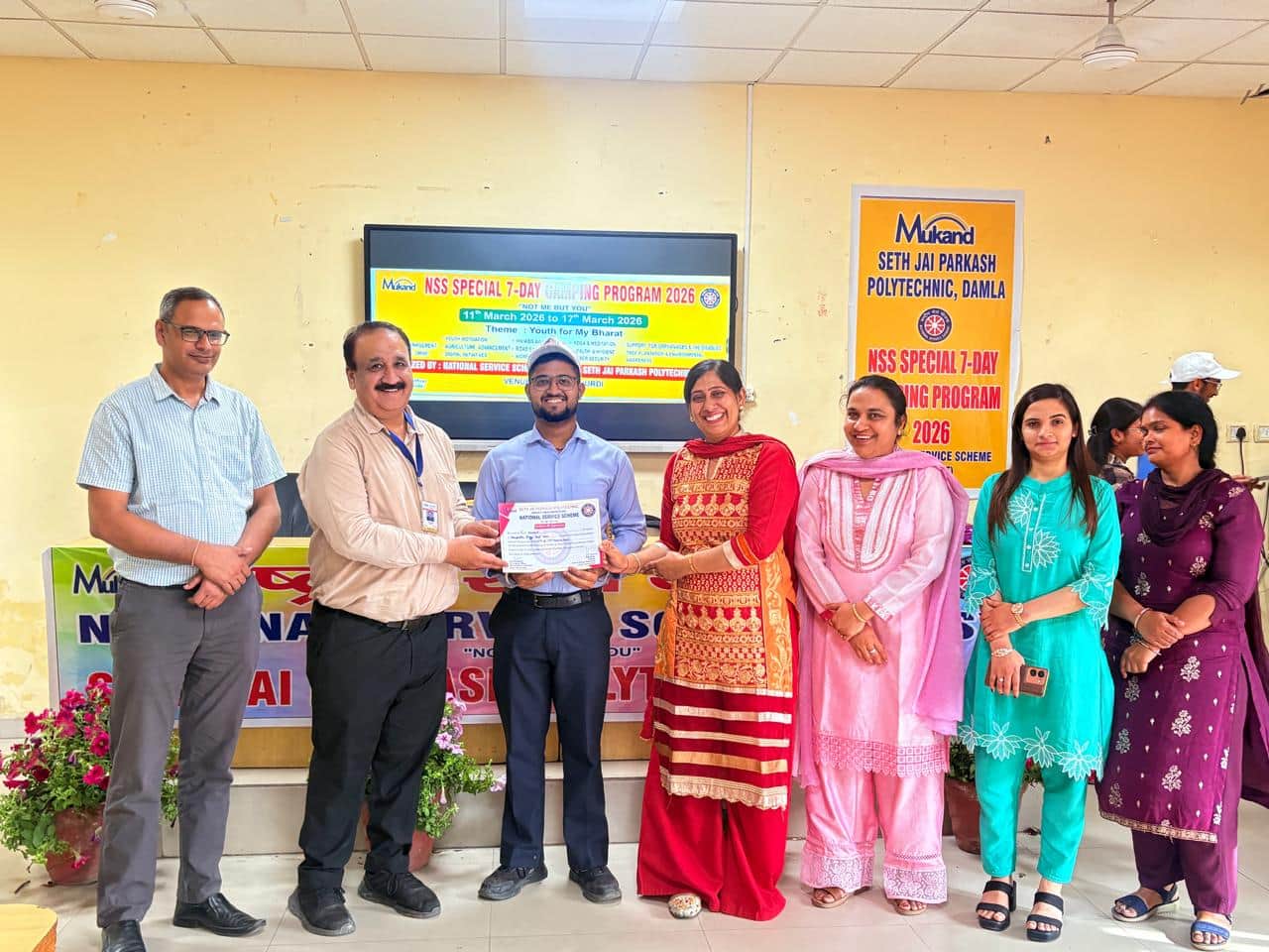 पॉलिटेक्निक दामला में स्वयंसेवकों को सम्मानित करता स्टाफ। संस्थान