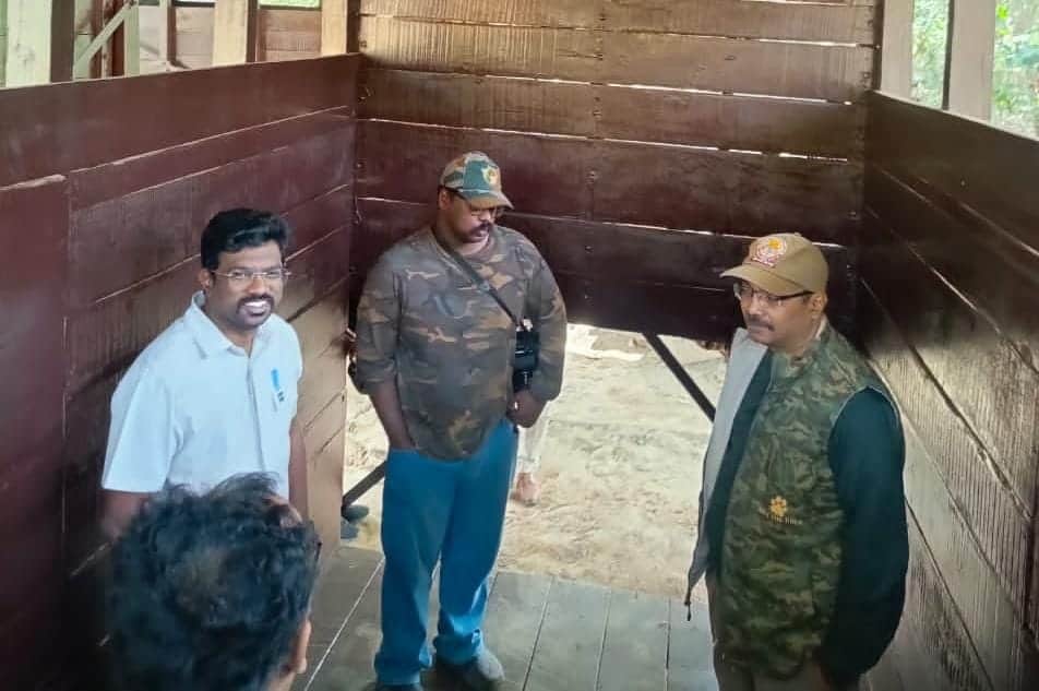 पुनर्वासन क्षेत्र में तैयारियों का जायजा लेती डीटीआर एफडी और डीडी। स्त्रोत- वन विभाग।