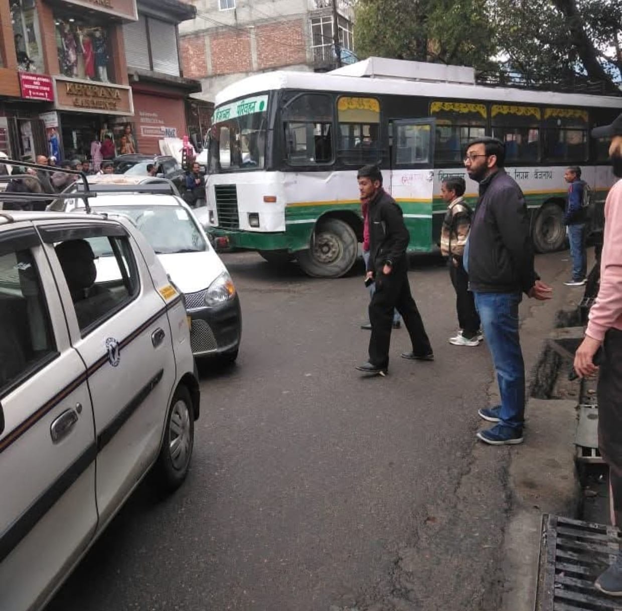 Corporation bus stopped due to axle breakage, wheels remained jammed for one and a half hours