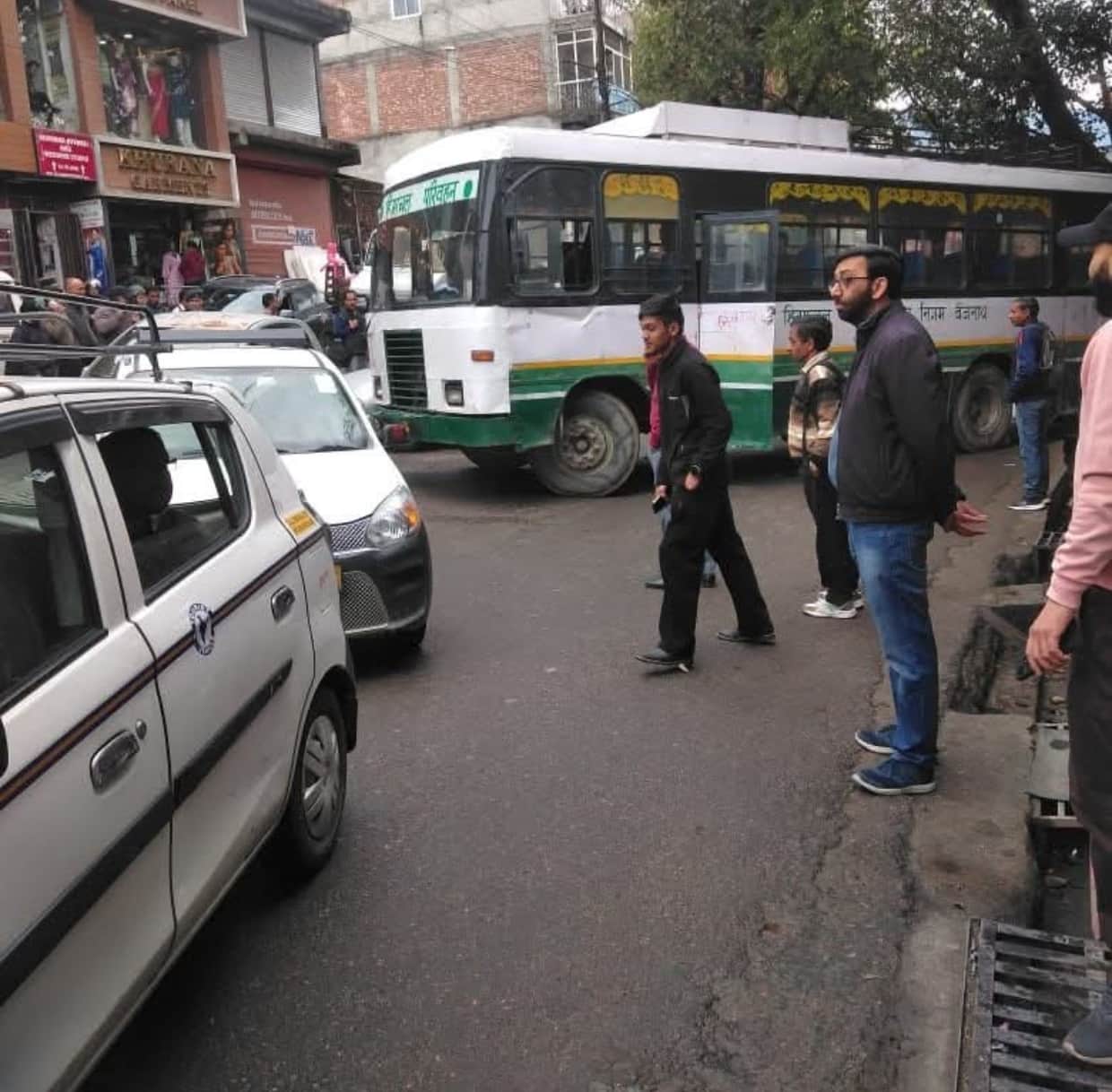 पपरोला बाजार में खराब हुई निगम की बस। जागरूक पाठक।