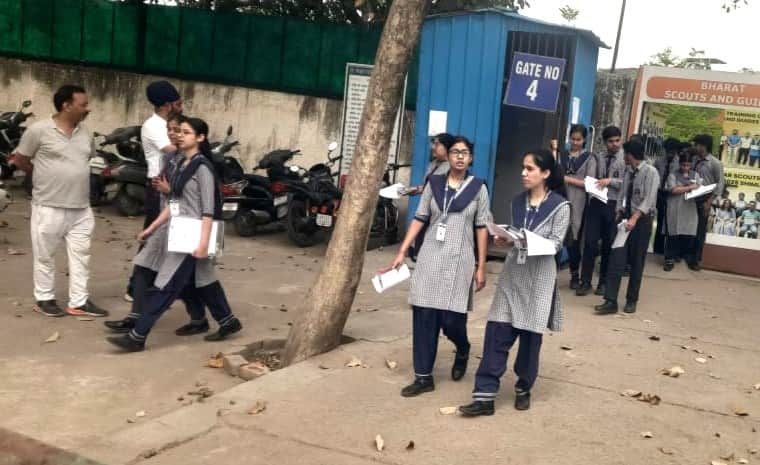 परीक्षा केंद्र से बाहर निकलते परीक्षार्थी। संवाद