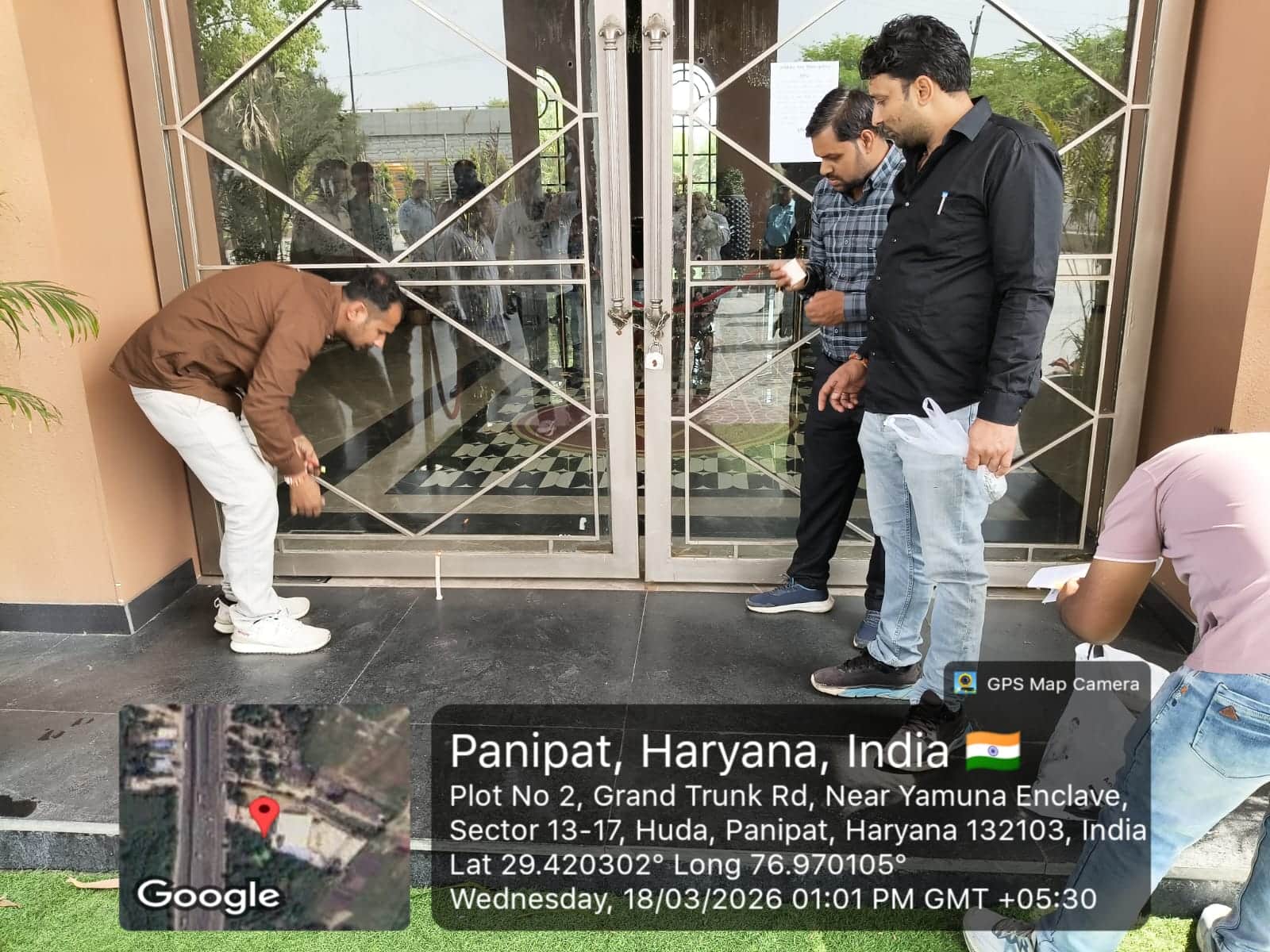 प्रॉपर्टी पर सील लगाते निगम की टीम। स्रोत : निगम