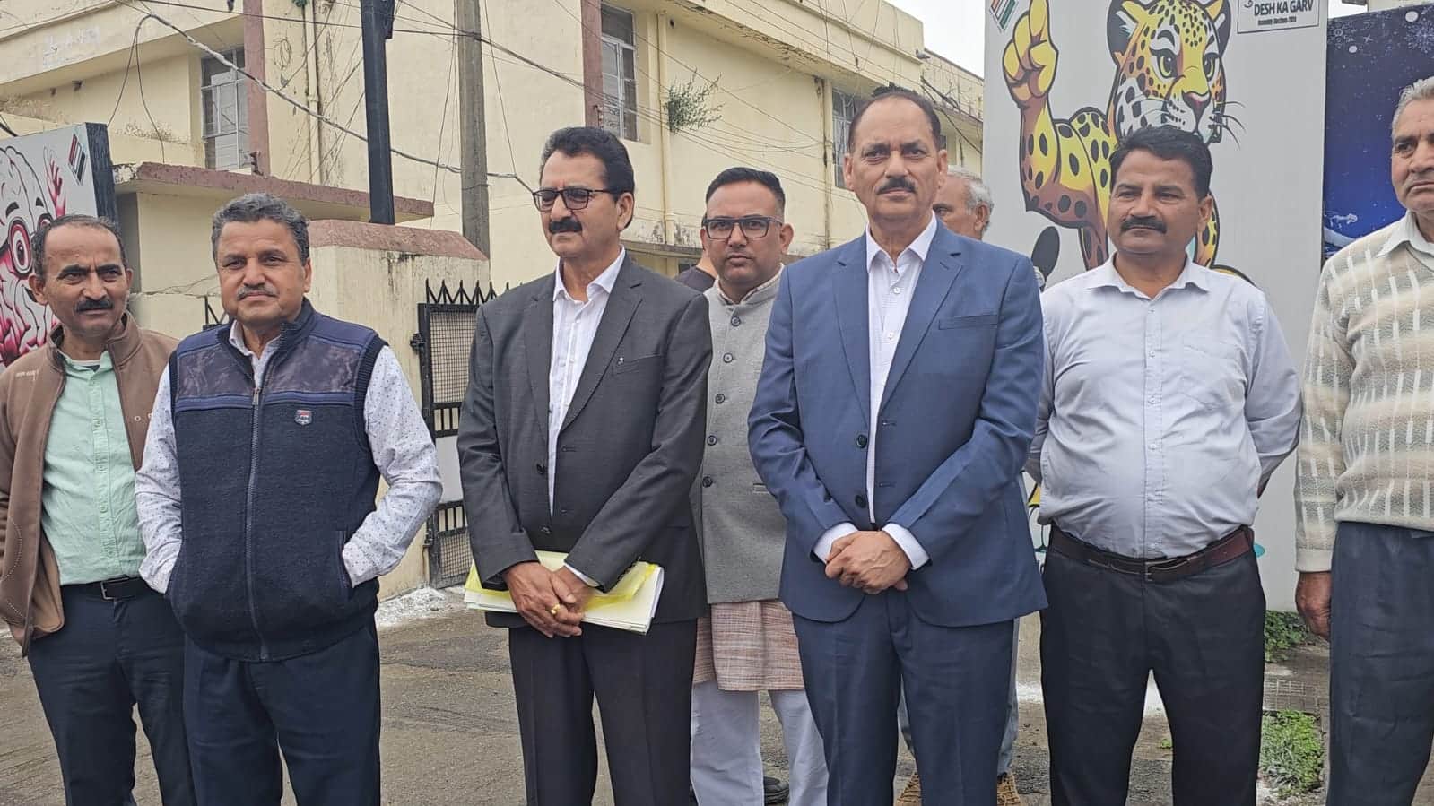 प्रतिनिधिमंडल के साथ कठुआ स्थित डीसी कार्यालय पहुंचे विधायक हीरानगर विजय शर्मा। संवाद