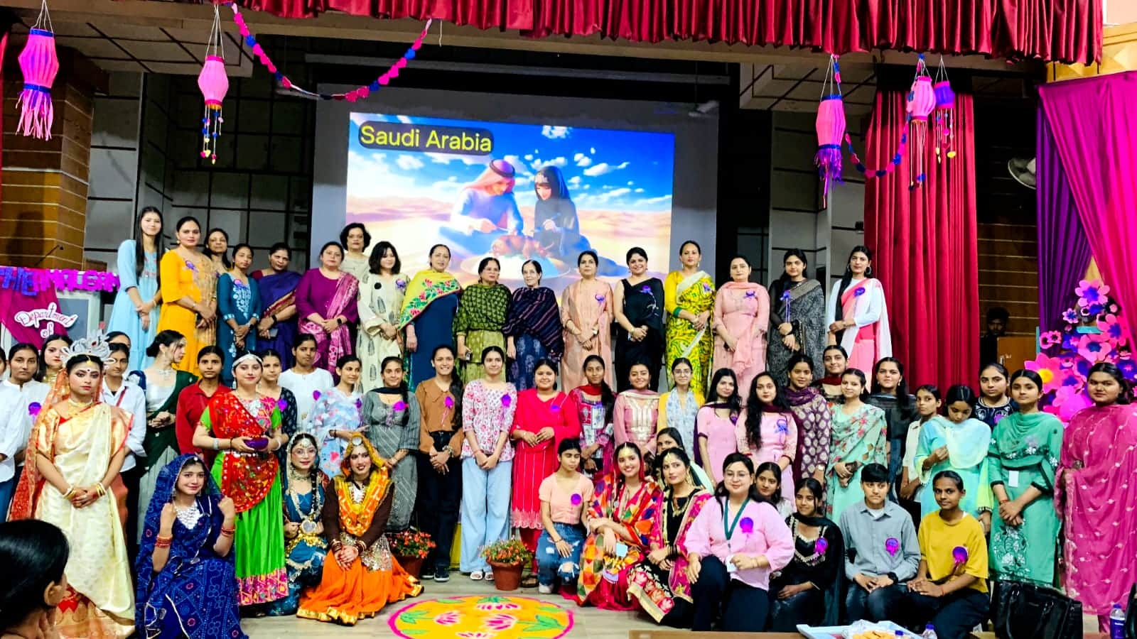 प्रतियोगिता की विजेता प्रतिभागी छात्राओं के साथ स्टाफ। संस्थान