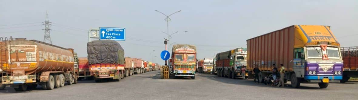 पूर्वांचल एक्सप्रेस वे पर मुजेश टोल प्लाजा के पास खड़े ट्रक। स्रोत-ग्रामीण