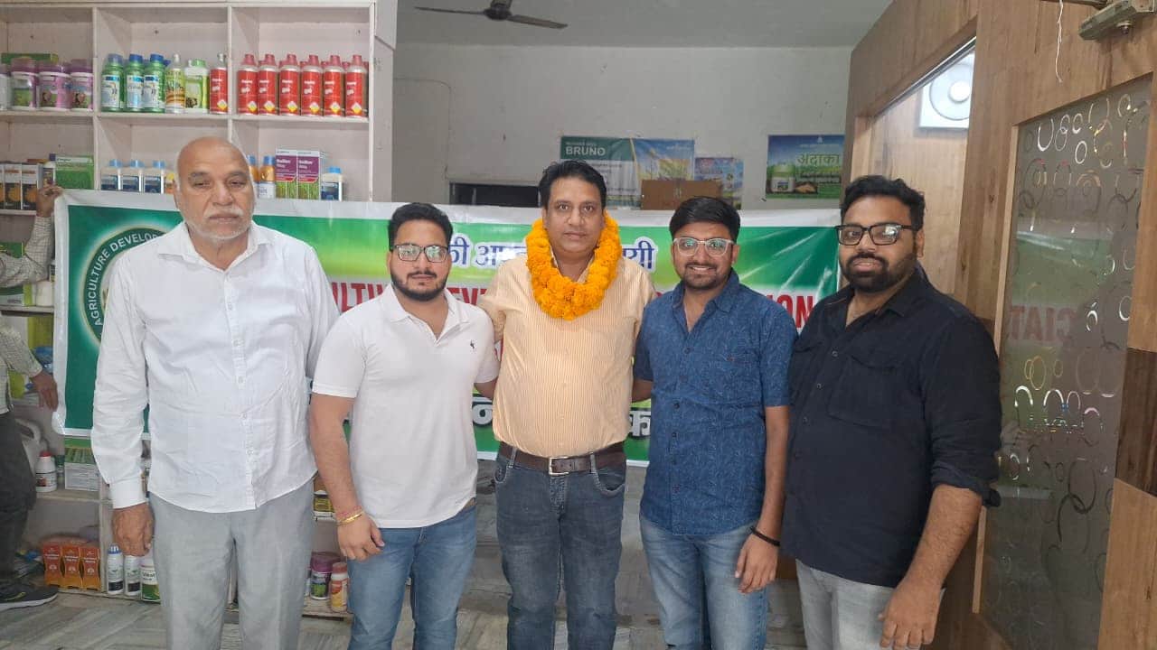 पेस्टीसाइड-फर्टिलाइजर एसोसिएशन के प्रधान राधे गांधी का स्वागत करते हुए अन्य सदस्य। एसोसिएशन