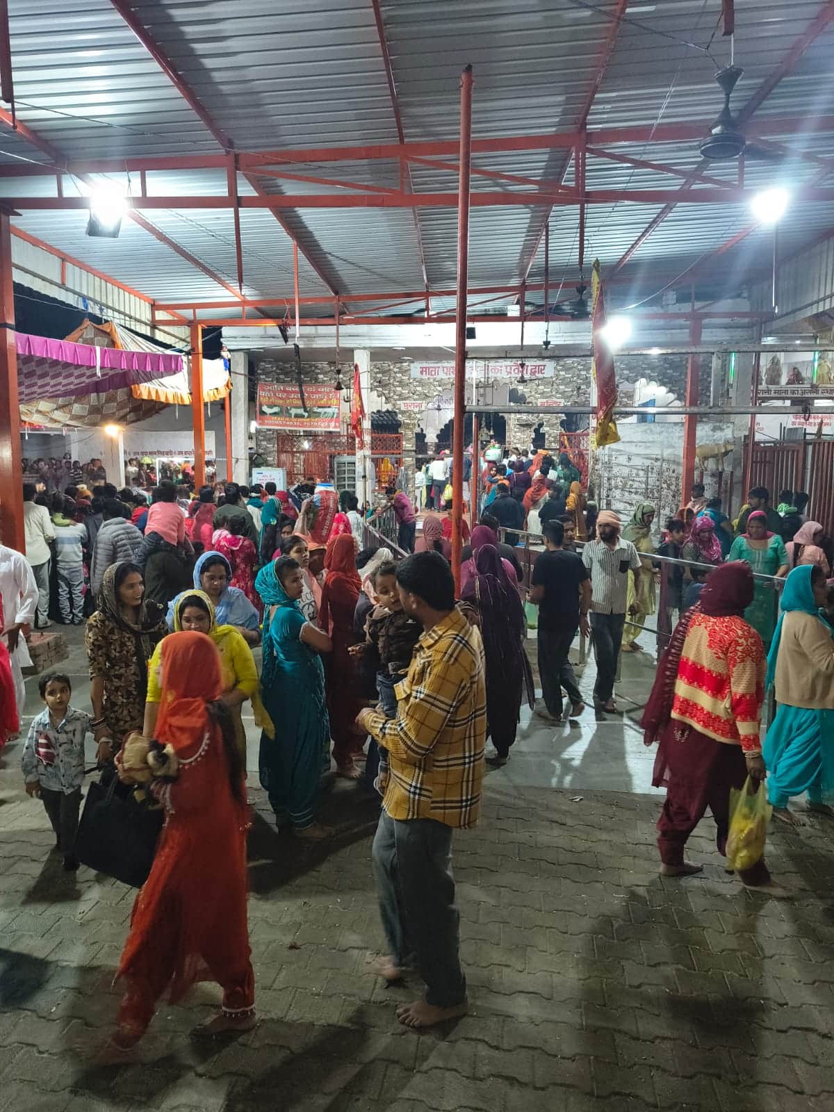 पाथरी माता मंदिर में दर्शन करते श्रद्धालु। संवाद