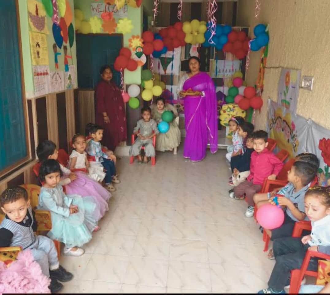 पांवटा में वार्ड नंबर 5 के अनाज मंडी आंगनबाड़ी केंद्र में वार्षिक समारोह मनाते बच्चे व आंगनबाड़