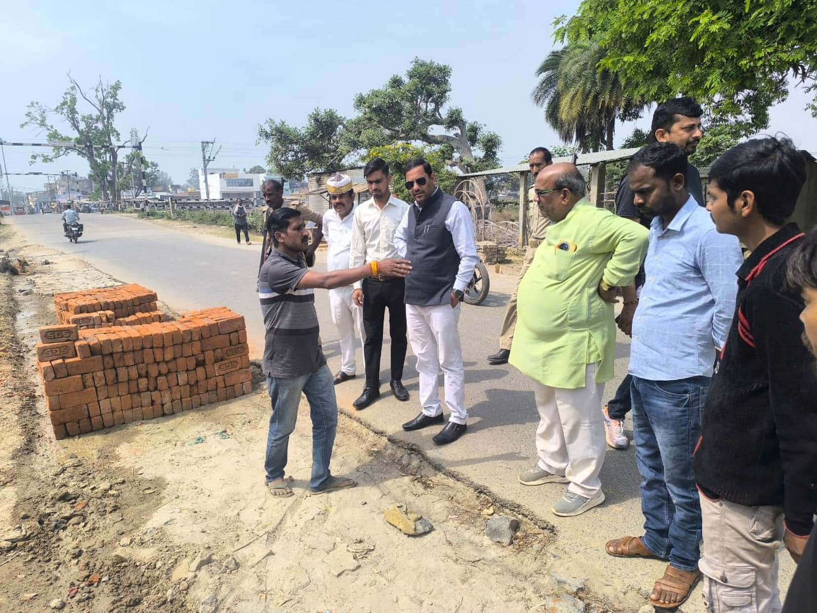 पयागपुर में सड़क निर्माण की गुणवत्ता का निरीक्षण करते एसडीएम। -संवाद