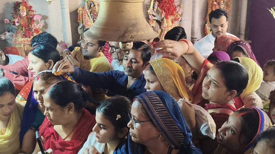 शीतला माता मंदिर में भक्तों की भीड़।