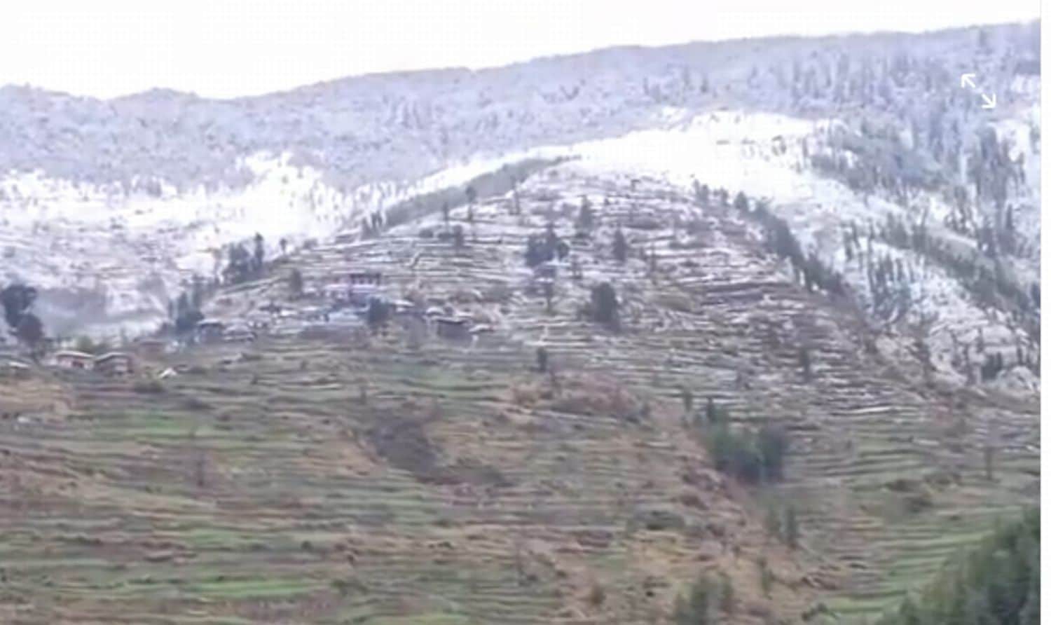 रघुपुर क्षेत्र में हुई बर्फबारी का नजारा। संवाद।