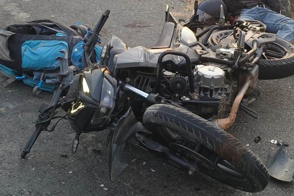 रोजा में हुए हादसे में क्षतिग्रस्त बाइक। स्रोत: जागरुक पाठक