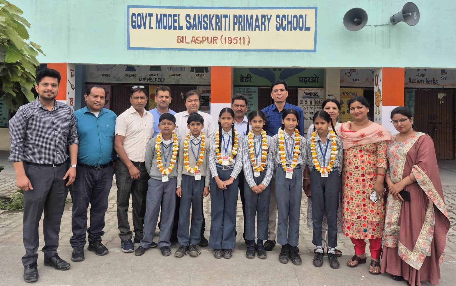 राजकीय मॉडल संस्कृति वरिष्ठ माध्यमिक विद्यालय व्यासपुर के मेधावी विद्यार्थियों के साथ स्टाफ। स्