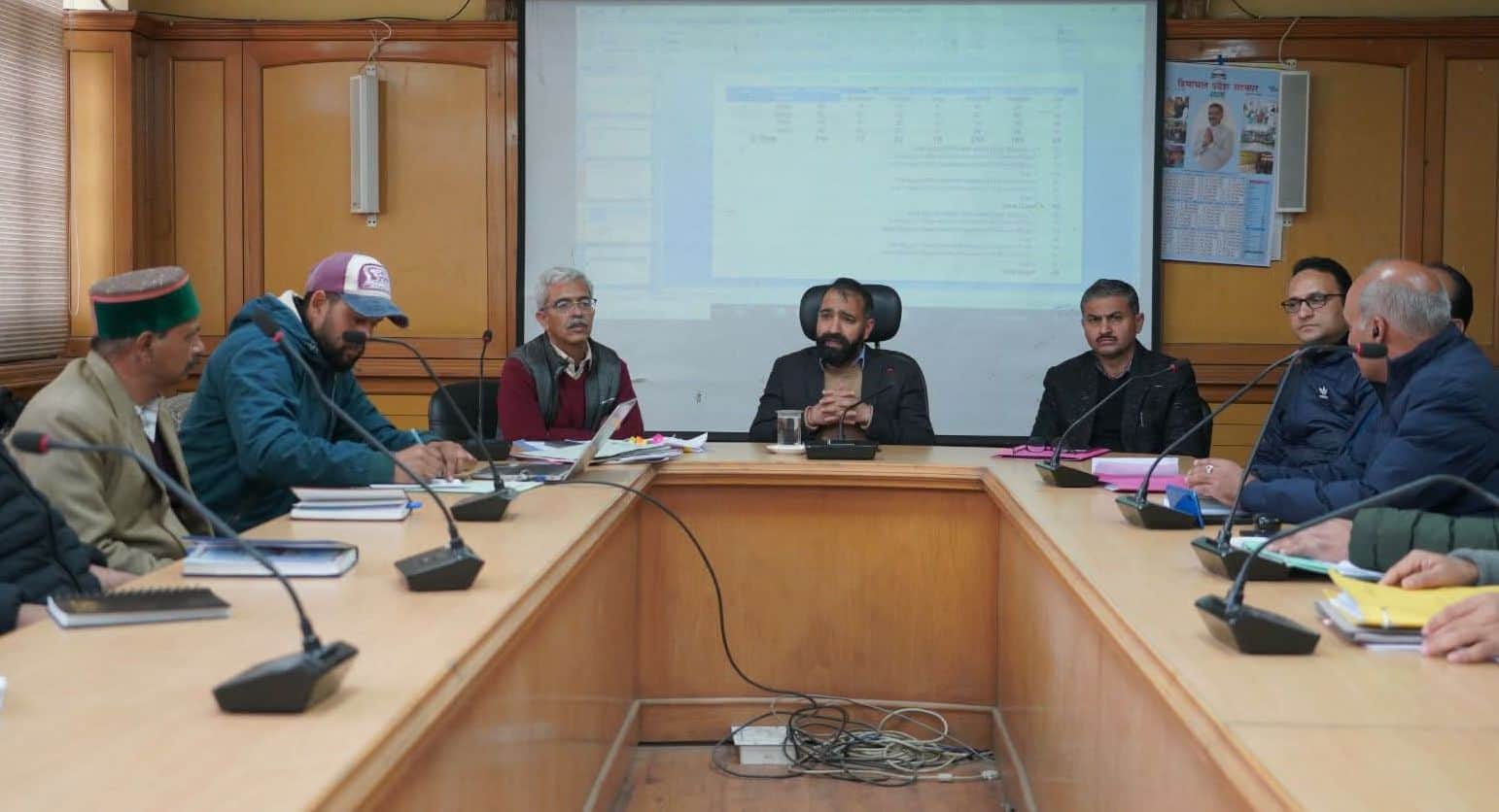 रिकांगपिओ में जल जीवन मिशन के तहत आयोजित बैठक की अध्यक्षता करते उपायुक्त किन्नौर। स्रोत : डीपीआ