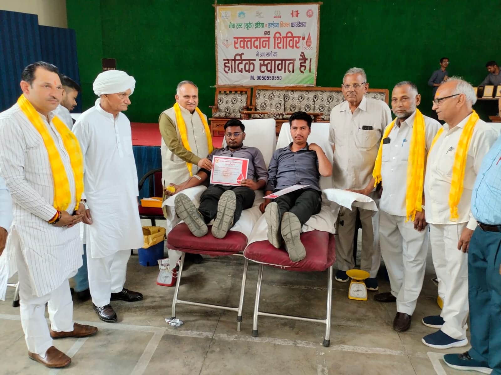 रक्तदान शिविर में रक्तदाताओं को प्रमाण पत्र देते निवर्तमान मेयर राजीव जैन व अन्य।