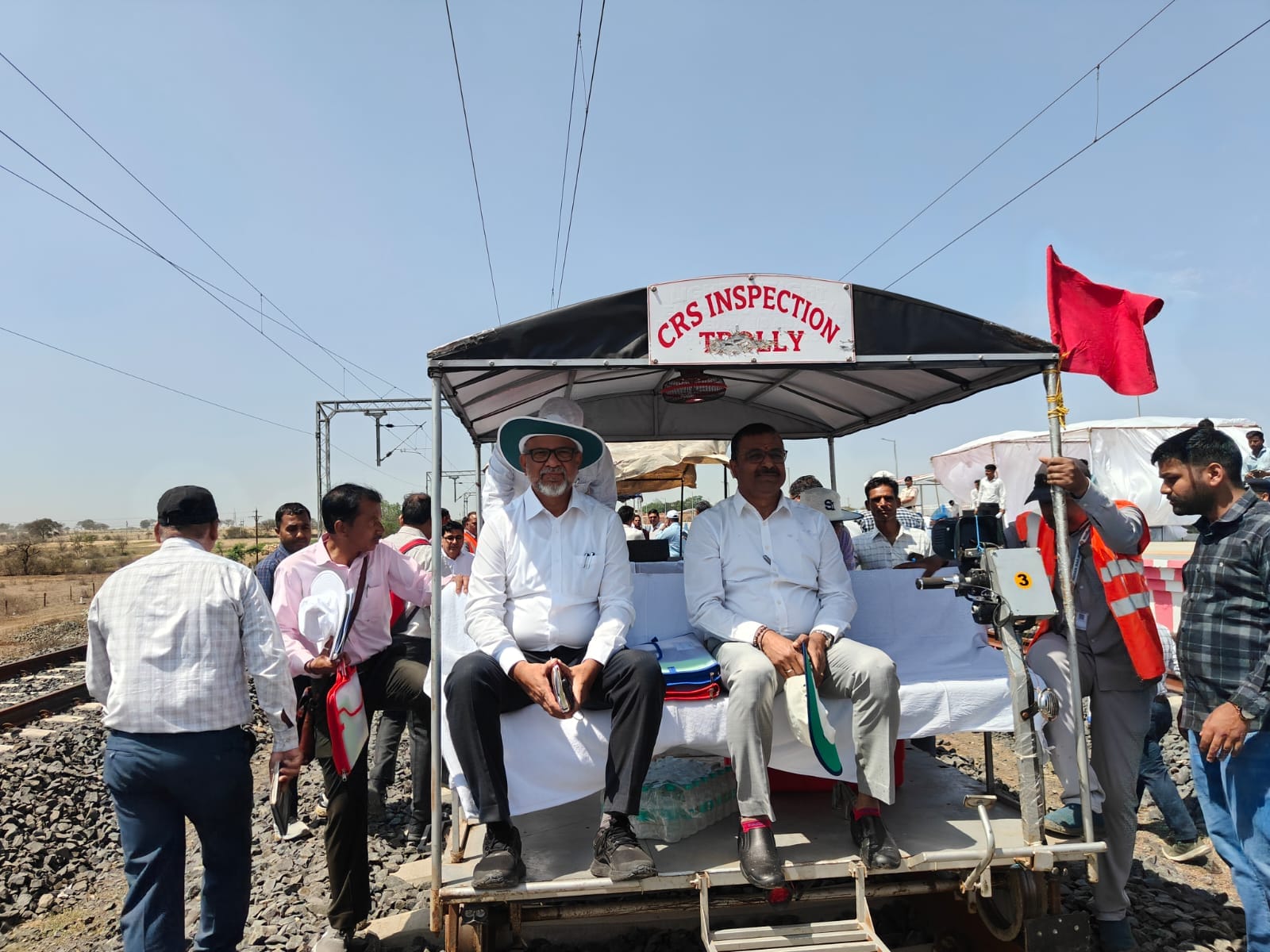 रेलवे लाइन का निरीक्षण करते अधिकारी