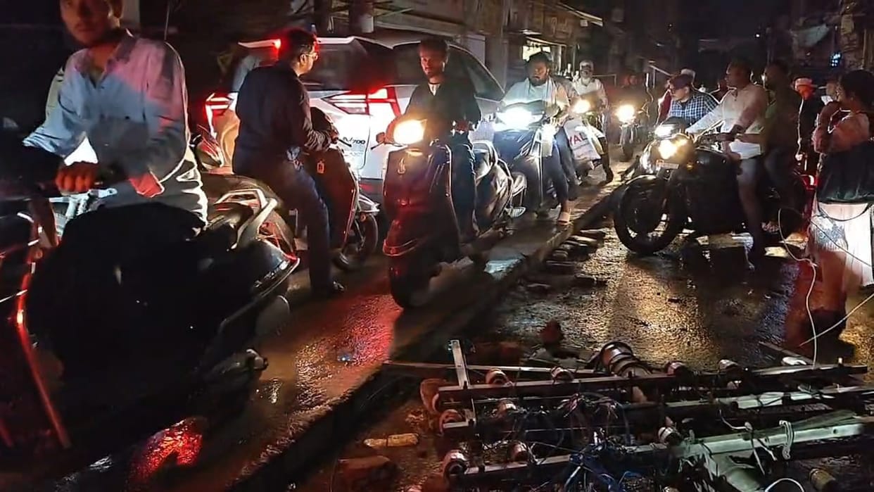 The storm, which reached at a speed of 40 km/h, disrupted the city's electricity supply