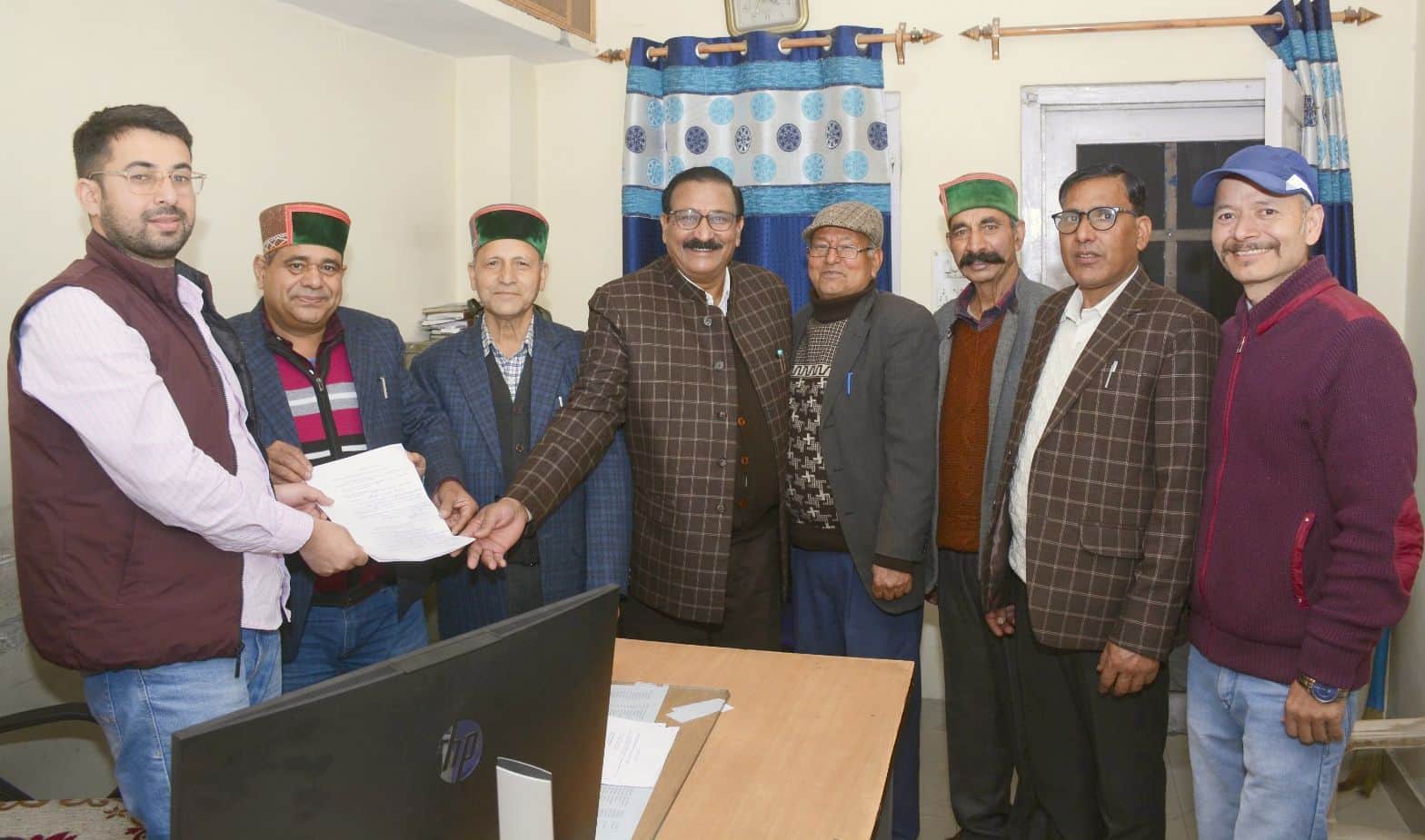 रामपुर में राज्य सहकारी विपणन एवं उपभोक्ता संघ सीमित की बैठक में मौजूद सदस्य। संवाद