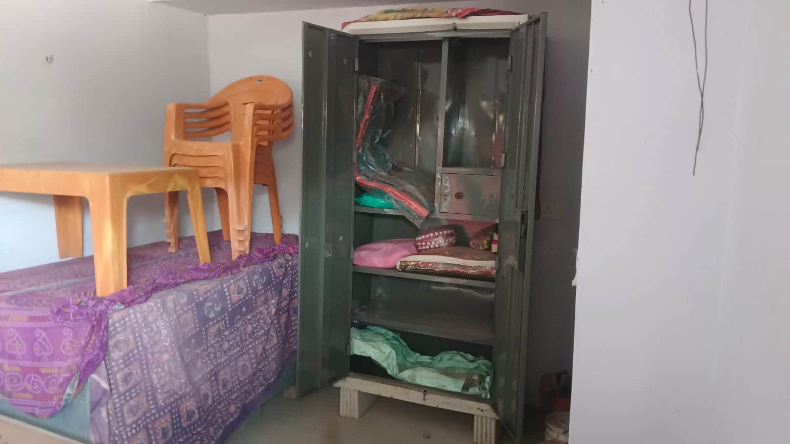 रमदोपुर गांव में चोरी के बाद टूटी पड़ी आलमारी में बिखरे पड़े सामान। संवाद