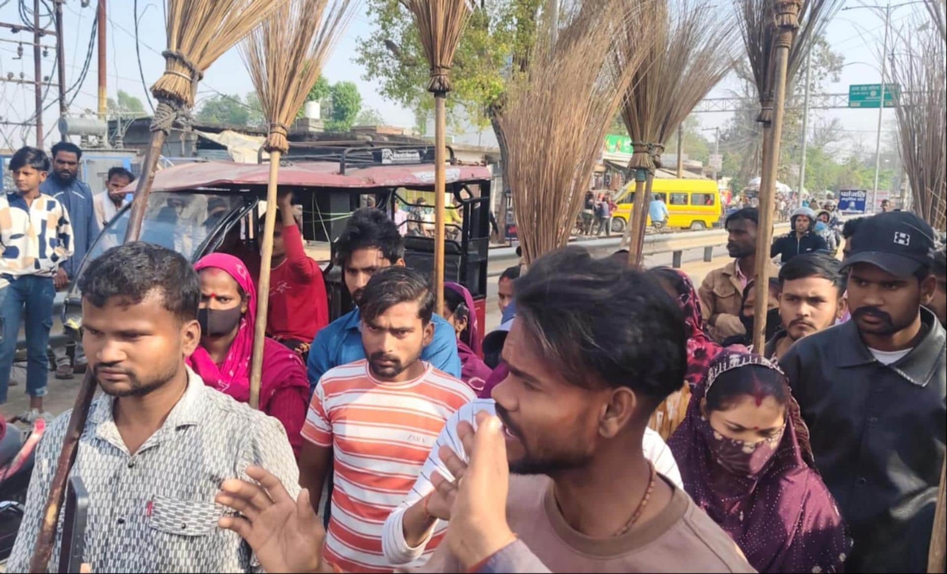 रुपईडीहा नगर पंचायत में कूड़ा फेंक कर प्रदर्शन करते सफाई कर्मचारी। -संवाद