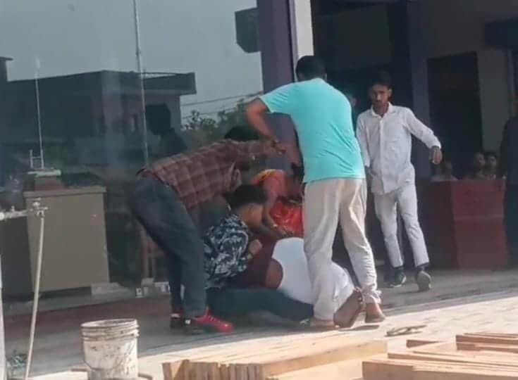 रास्ते के विवाद में मारपीट करते लोग।  संवाद