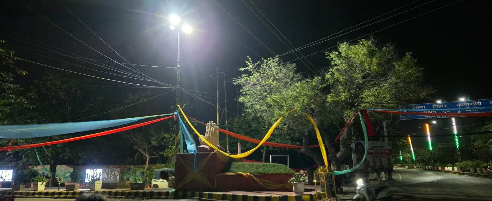 राष्ट्रपति के आगमन पर सजाए गए चौराहे आंधी में बिगड़े।