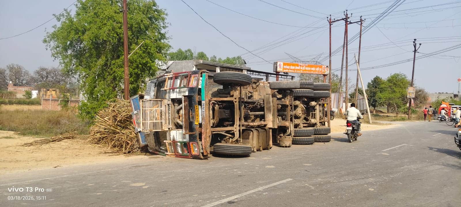 रुधौली में गन्ना लदा ट्रक पलटा। संवाद