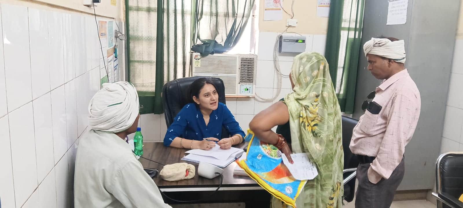 सीएचसी सासनी में मरीजों को परामर्श देतीं चिकित्सक। संवाद