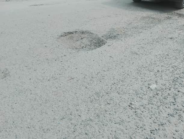 सेक्टर 12 में सड़क पर बने गहरे गड्ढे। संवाद