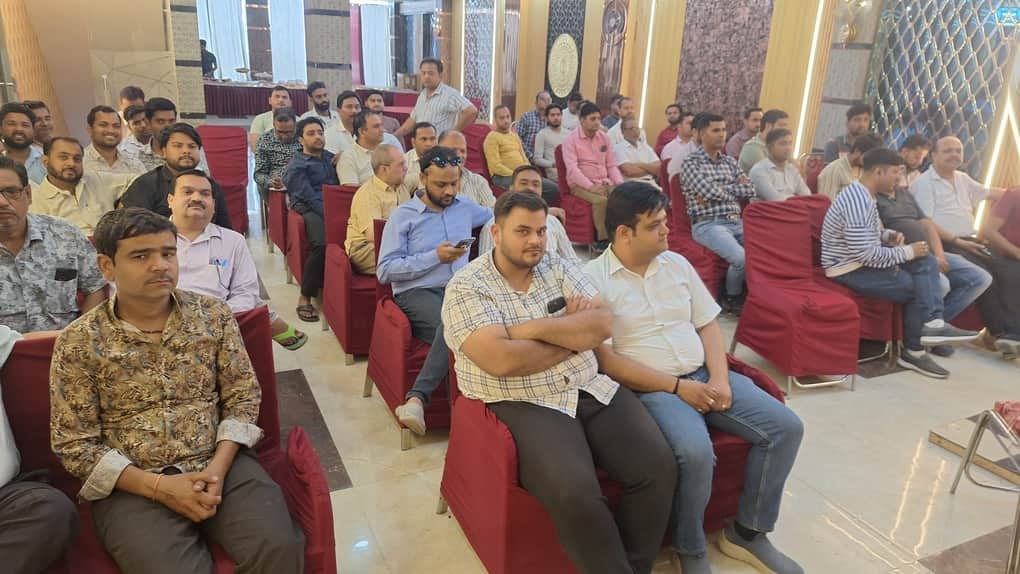 सिकंदराराऊ में बैठक करते दवा विक्रेता। संवाद