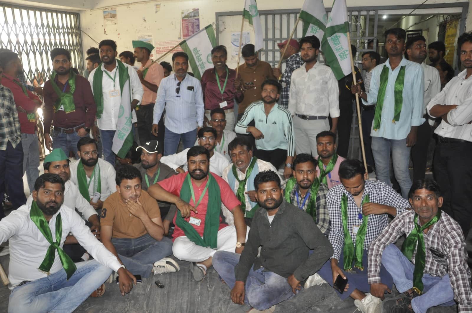 स्मार्ट मीटर और बिजली कटौती के विरोध में ओढ़पुरा बिजलीघर पर इकट्ठा हुए भारतीय किसान यूनियन के पद