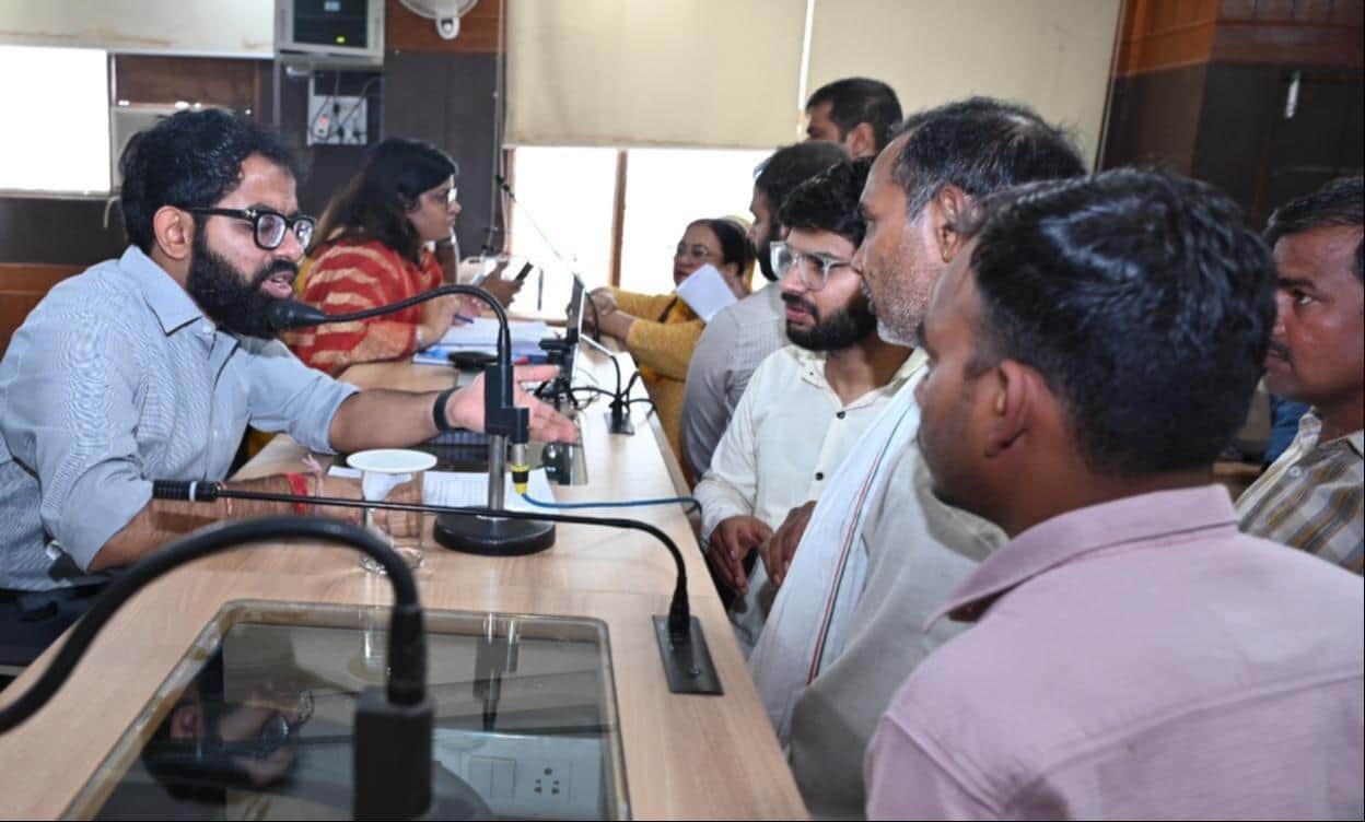 समाधान शिविर में लोगों की शिकायत सुनते एडीसी। स्रोत : प्रशासन