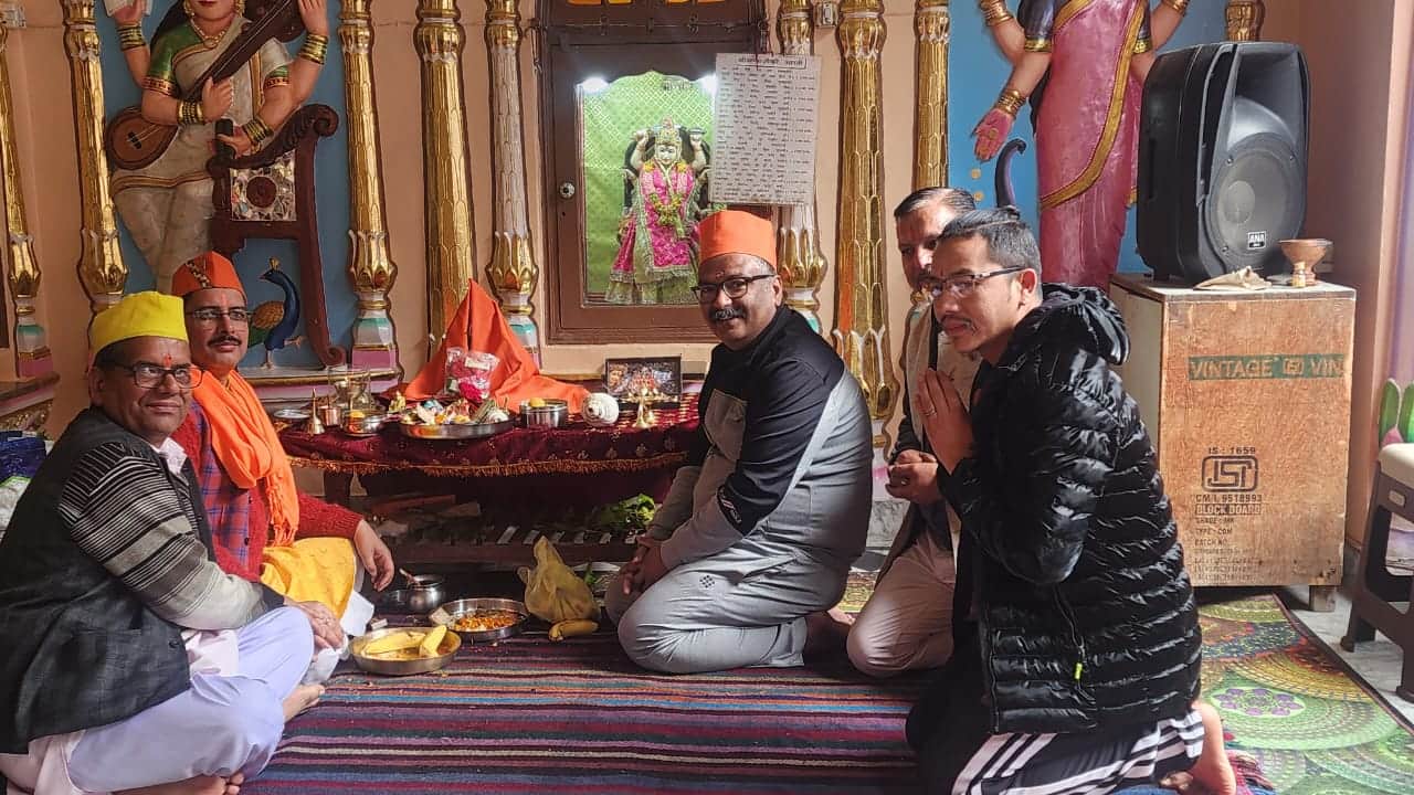 सत्यनारायण मंदिर रामपुर में कलश स्थापना के साथ नवरात्रि पूजन का हुआ शुभारंभ। संवाद