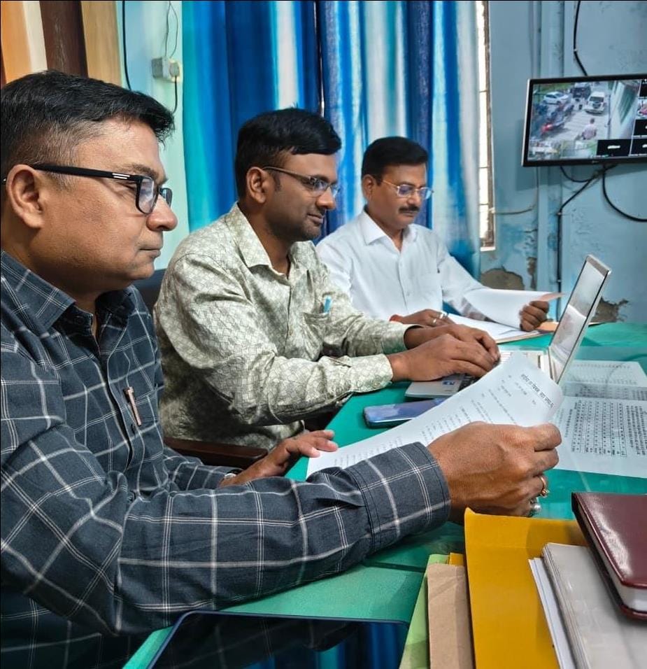 Income Tax Department team reached the registry office and took documents of deeds worth more than Rs 30 lakh.