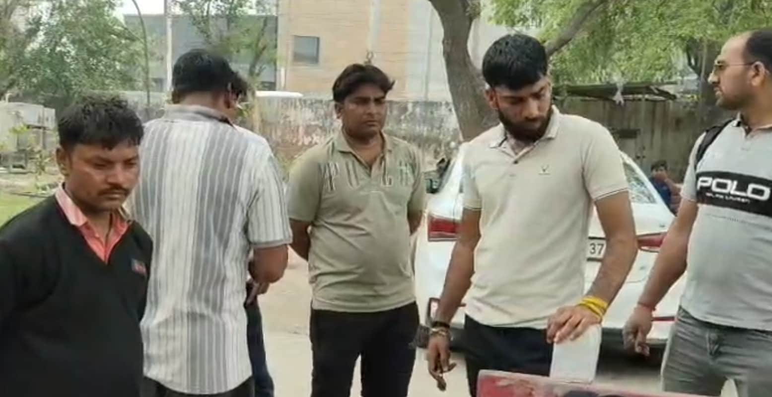 सिविल अस्प्ताल में ईश्वर का शव लेने आए परिजन। संवाद