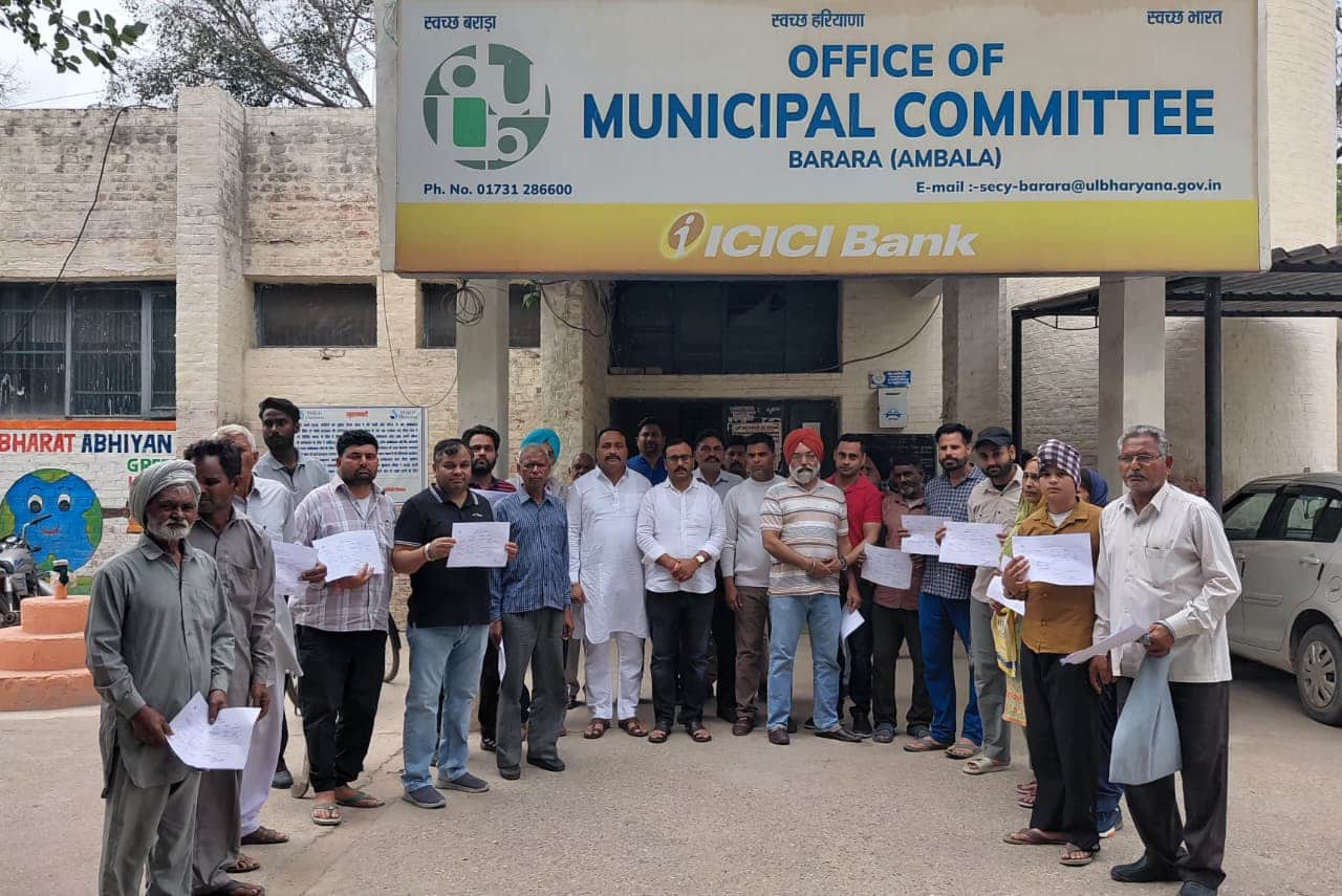 स्वामित्व पत्र दिखाते लाभार्थी साथ में बराड़ा नप अध्यक्ष रजत मलिक। संवाद