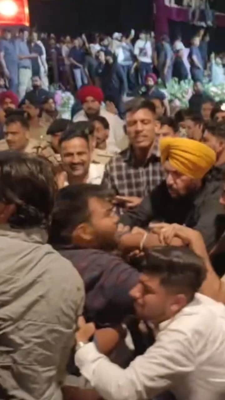 शो के दौरान भीड़ को खदेड़ते हुए पुलिसकर्मी।