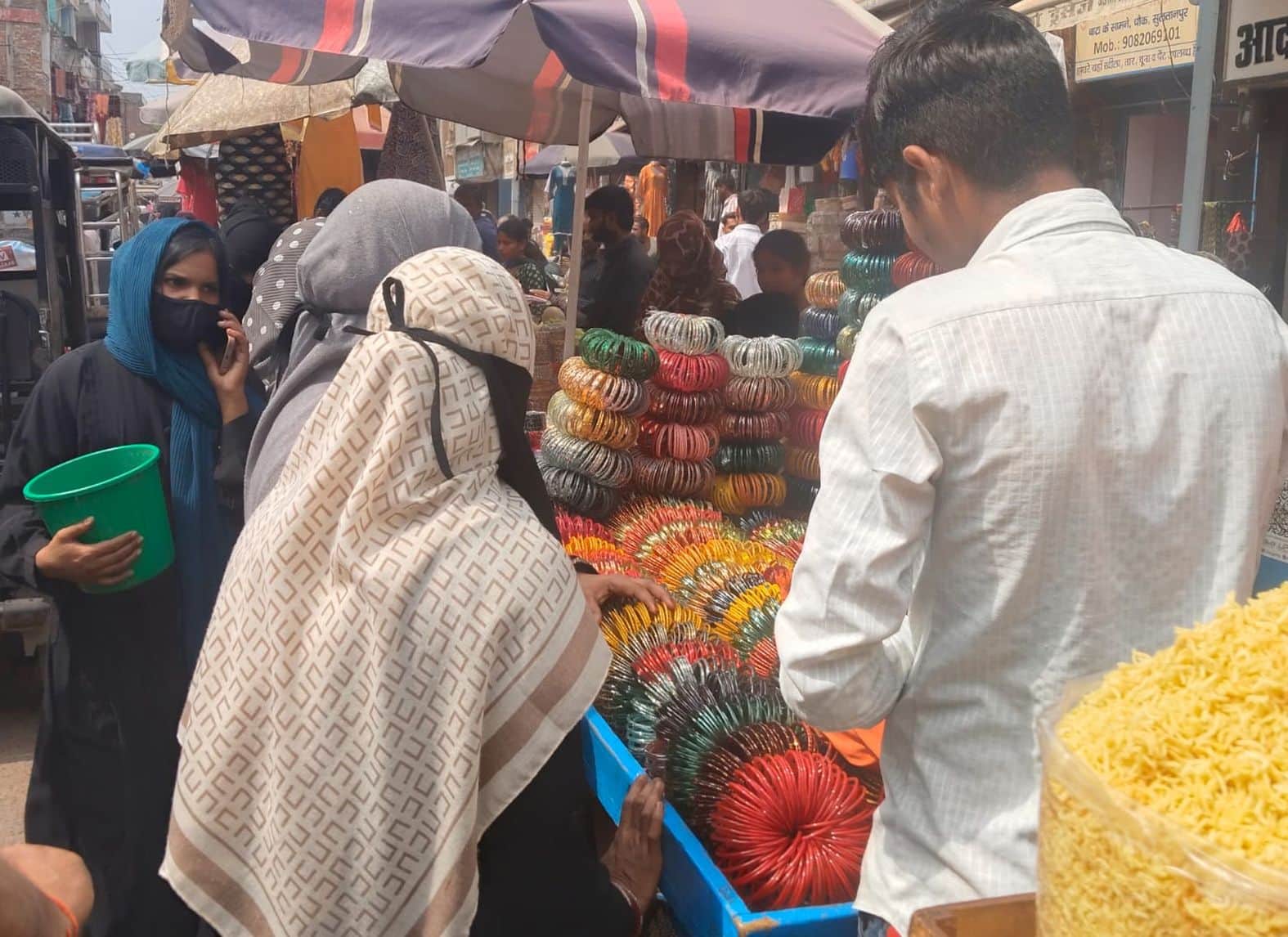 शहर के चौक में ईद के लिए चूड़ियों की खरीदारी करतीं महिलाएं। संवाद