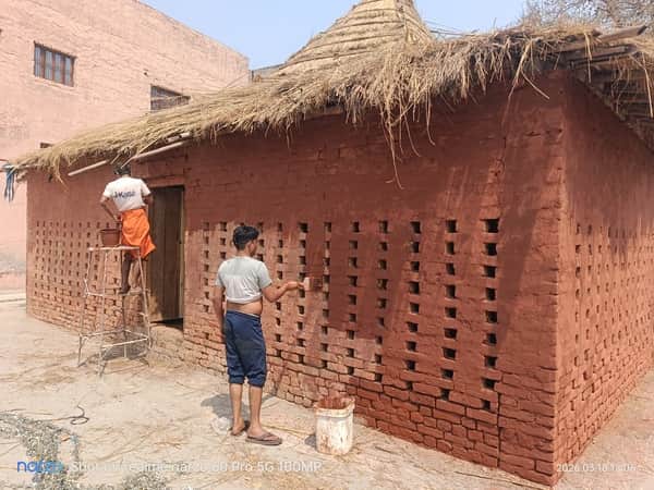 शहर के चामड़ गेट स्थित चामुंडा मंदिर में यज्ञशाला को तैयार करते श्रद्धालु। संवाद