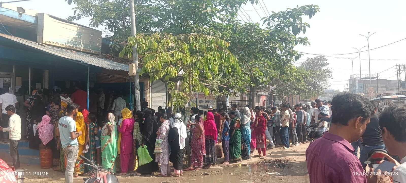 शहर के स्टेशन रोड स्थित एजेंसी पर लाइन में खड़े लोग। संवाद