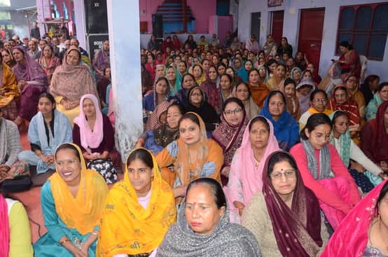 शहर के वार्ड 19 में श्रीमद्भगवत कथा का श्रवण करते भक्त। संवाद