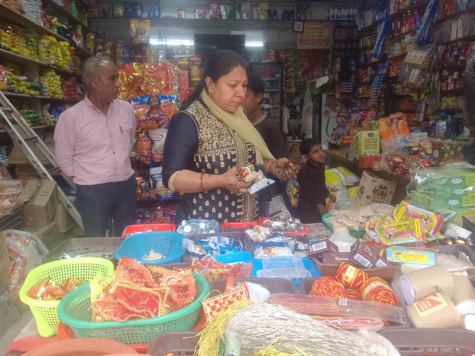 शहर में नवरात्रि को लेकर खरीदारी करते हुए महिला। संवाद